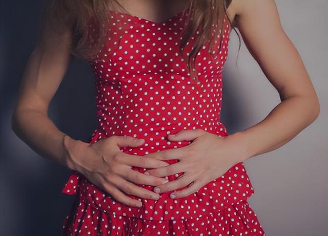 女孩子10岁来月经正常吗，10岁女孩来月经正常吗偏瘦（女孩第一次“月经”的最佳年龄是多少岁）