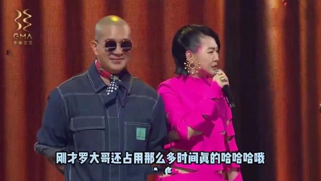 华伦天奴小s礼服，小S一身Valentino出席活动