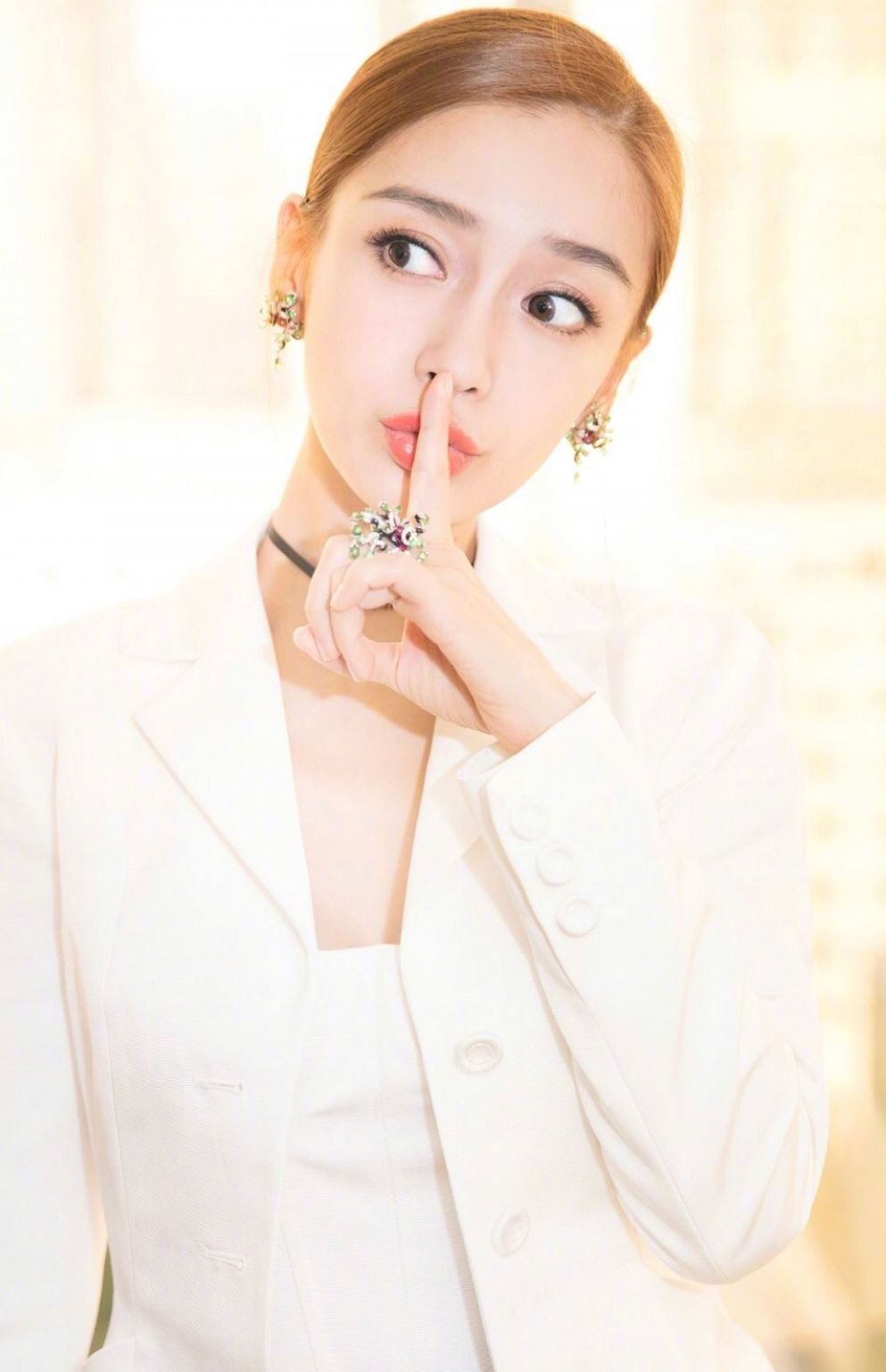 女人戴戒指的正确方法，女生戴戒指的正确方法（戴首饰要记住“4戴4不戴”）