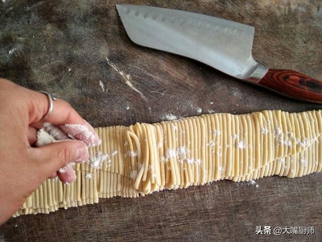 手擀面怎么做好吃，菠菜手擀面怎么做好吃（爽滑筋道营养高）