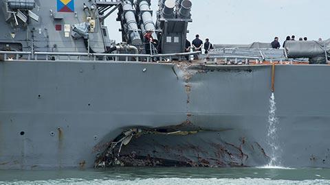 中国渔船面对比自己大近十倍的日本军舰,却掉头加速冲撞,吓的日本军舰