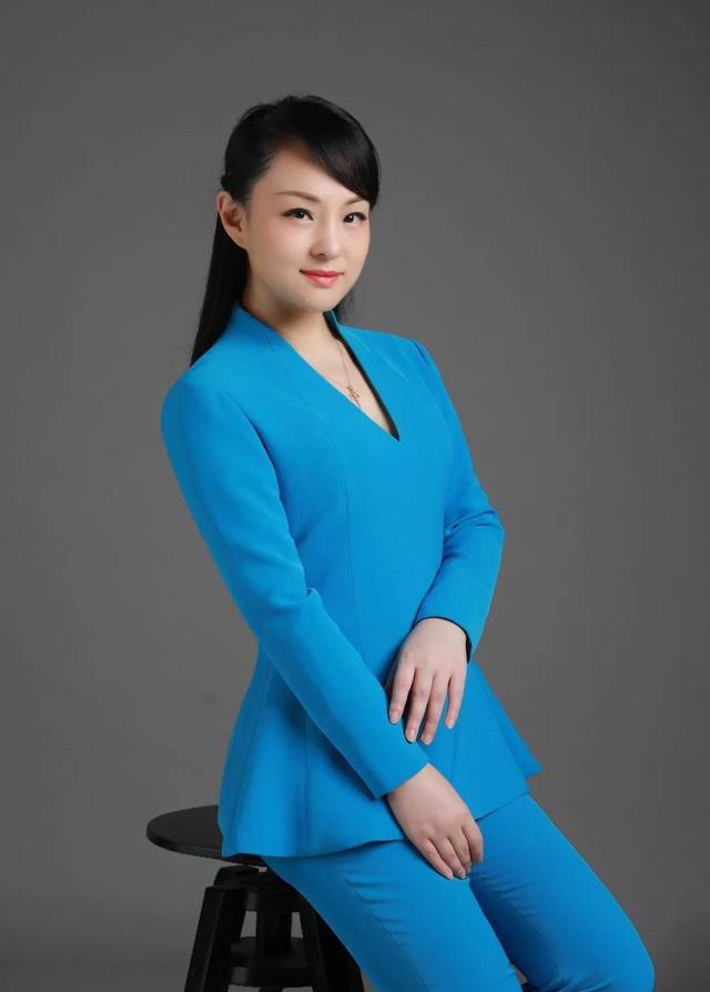 婚礼主持人穿什么衣服，婚礼主持人一般穿什么衣服（21年艺考生战袍套装礼服）