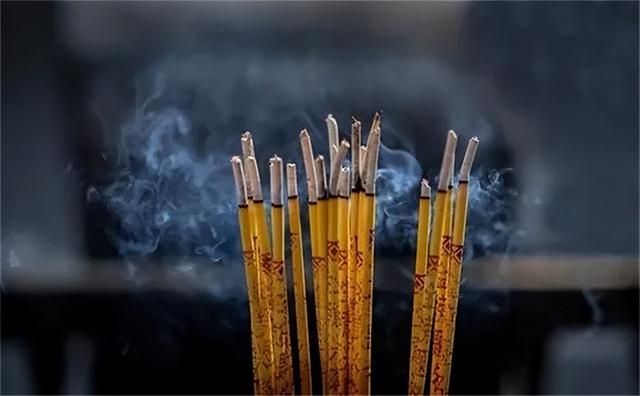 烧一根香和三根香的区别，烧一根香和三根香的区别图片（为何一定要烧三根香）