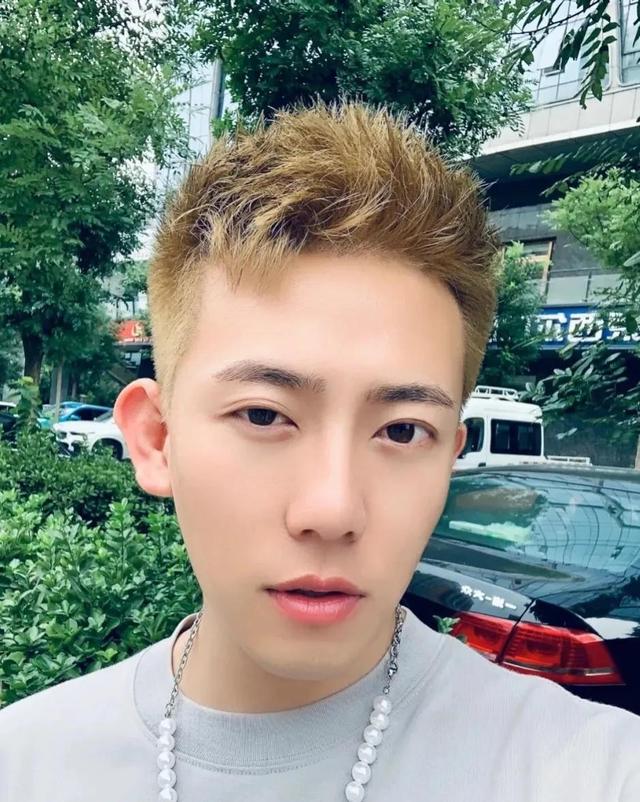 圆脸适合的发型男，脸胖的男生留这25款短发也很帅