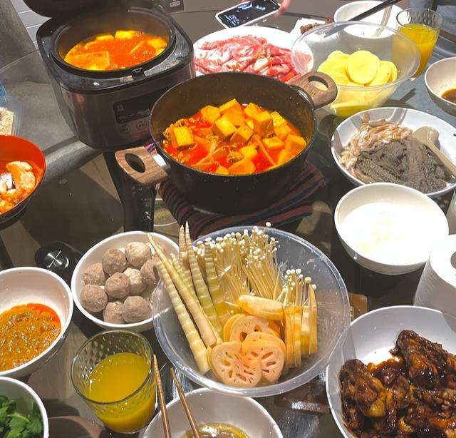 仲小萍比火风大几岁，火风老婆仲小萍个人简介（歌手火风母亲感染新冠去世）