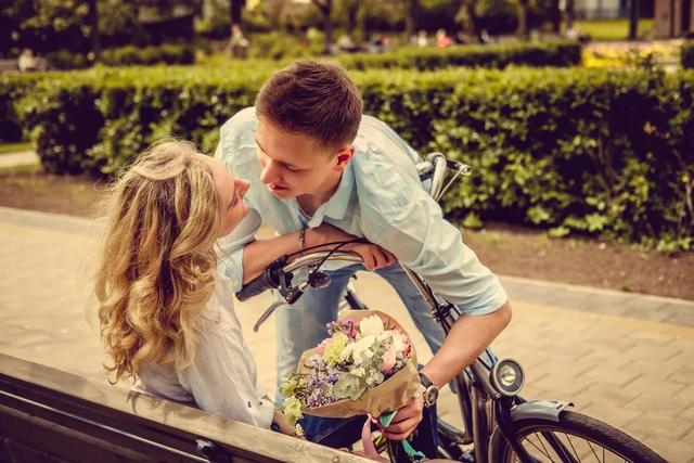 形容男人成熟稳重的词，形容男人成熟稳重句子（说明他已经对你付出真心）