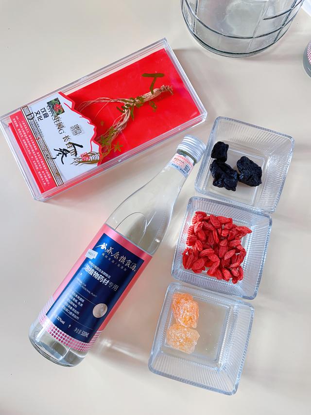 枸杞酒的功效及制备，枸杞配制酒用途（如何制人参枸杞酒冬日里必备好酒）