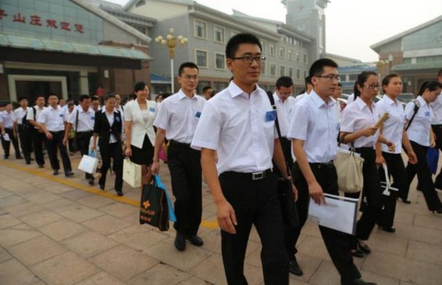 公务员可以搞副业吗，公务员可以做副业的吗（3类副业不影响工作）