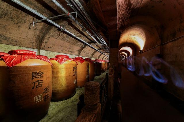 中央电视台一锤定音，中央二套一槌定音男女主持人是谁（赊店老酒彰显“三大优势”）