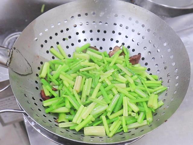 一斤腊肉放多少盐，做腊肉腌制一般要放多少盐一斤肉（只放盐不正宗容易坏）