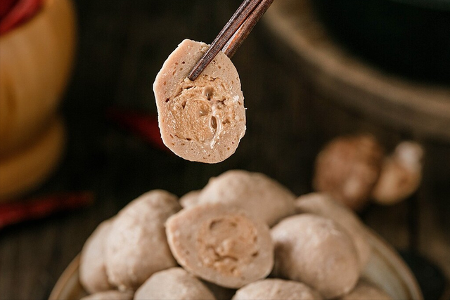 正宗猪肉丸子的配方窍门，做猪肉丸子的配方比例（放料太多不好吃）