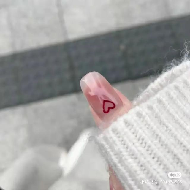 指甲油裸色和透明色有什么区别，护甲油和透明色的指甲油一样吗（显白好看，春夏必做）