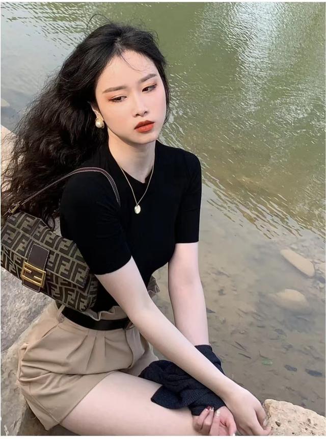 卡其色裤子配什么颜色鞋子，白色裤子配什么鞋子好看（卡其色短裤搭配什么颜色上衣好看）