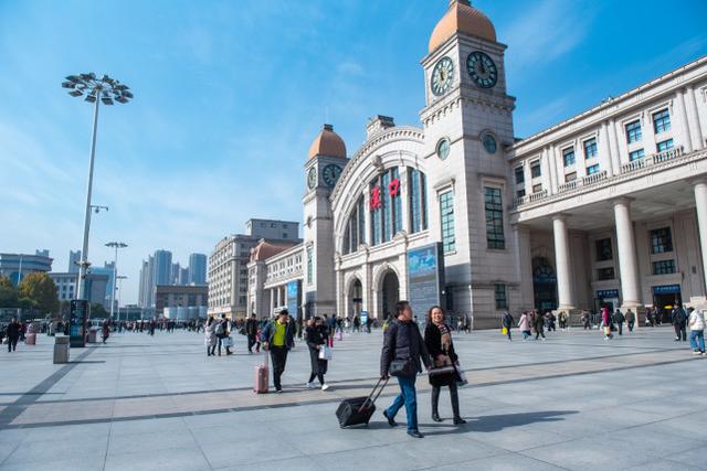 武汉火车站图片，2021年华中师范大学武汉传媒学院录取通知书查询入口_什么时候收到及发放时间（坐拥超洋气火车站黄金位置）