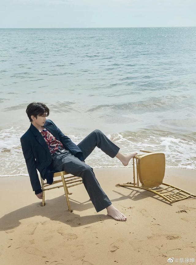 可爱帅气的蔡徐坤舞台图片精选 喜欢他的举个手呀，蔡徐坤照片高清帅气可爱（蔡徐坤帅照合集，简直不要太帅）