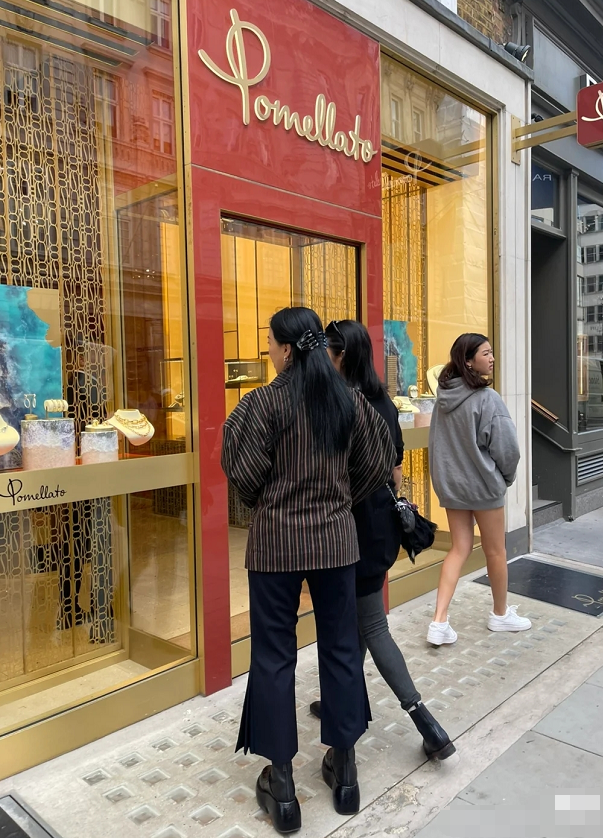 那英带女儿现身英国金店，带15岁女儿逛奢侈品店