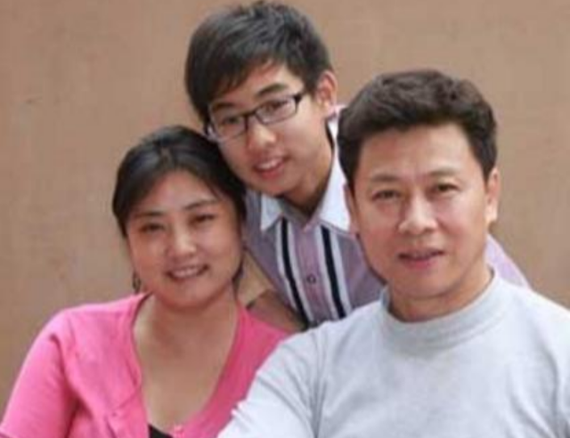 胡亚捷与妻子汤静：一边互相嫌弃，一边不离不弃，活成儿子的榜样