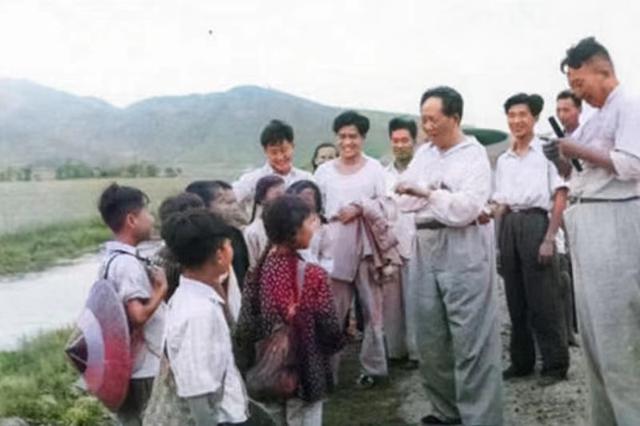 社会黑纸白字图片，白纸黑字图片（1976年天安门毛泽东画像披上黑纱）
