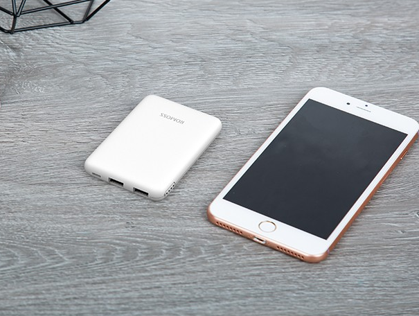 怎么给充电宝充电，自带线的充电宝怎么给充电宝充电（49元能给iPhone充电1.8次）