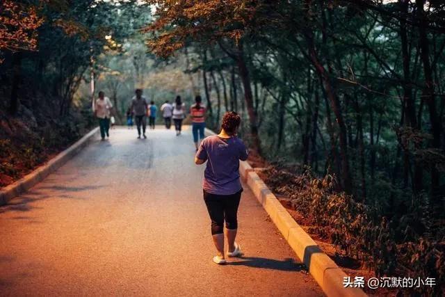 早上跑步和晚上跑步哪个减肥效果好，早上跑步还是晚上跑步减肥效果好（晨跑和夜跑哪个好）
