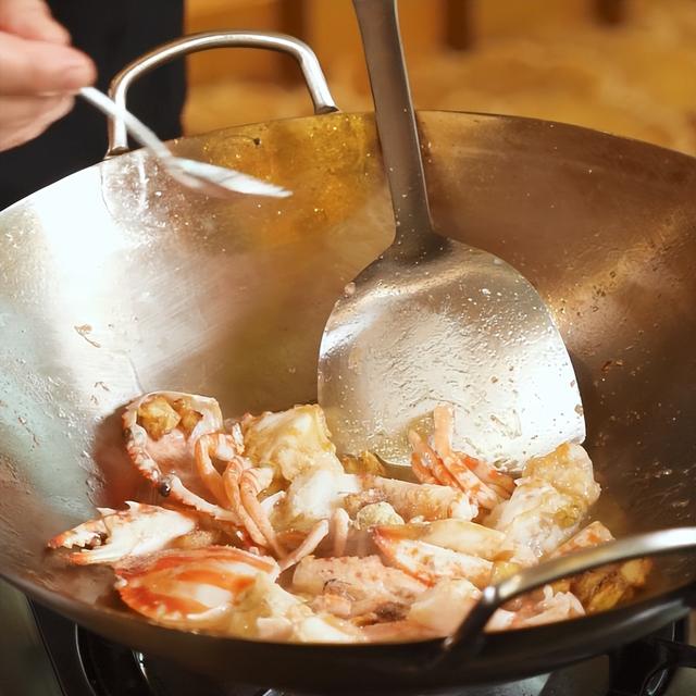 爆炒香辣蟹家常做法，香辣蟹的做法 最正宗的做法视频（这个秋天已经连吃3次了）