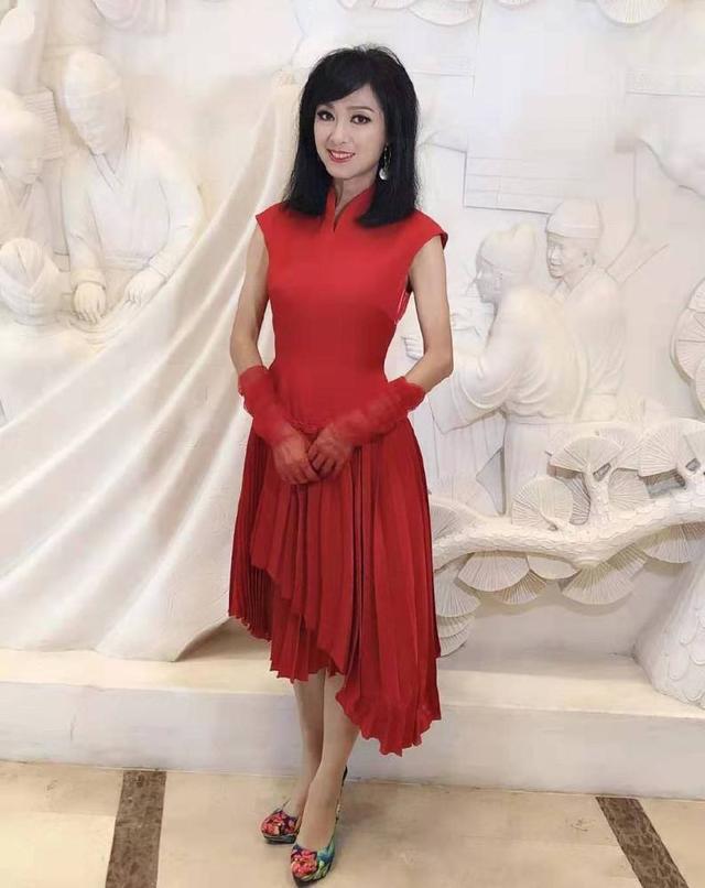 粉色卫衣搭配图片，7款粉色卫衣穿搭（穿粉卫衣配短发甜美减龄）