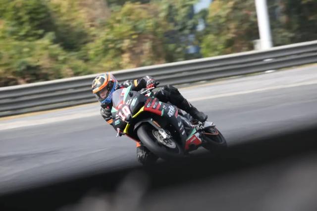 如何成为一名职业赛车手，怎么成为职业赛车手（原来普通人也可以成为专业车手）