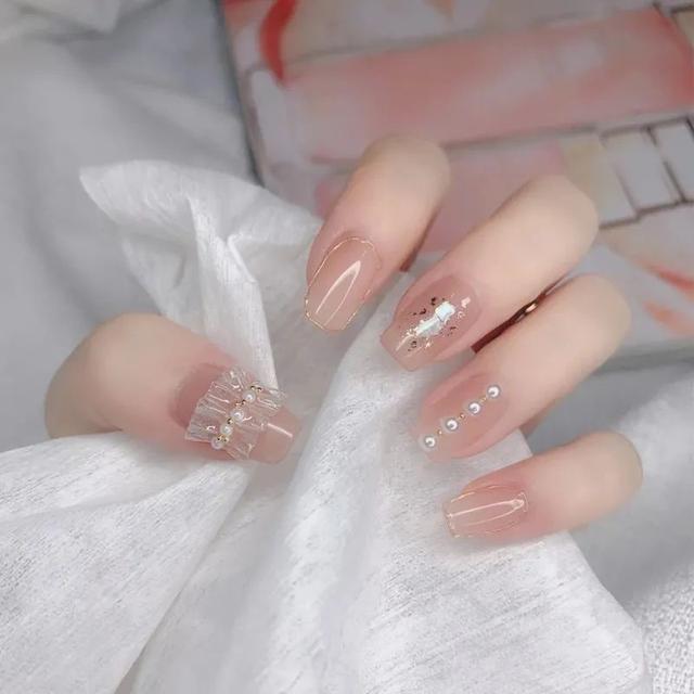 超级显白的基础款美甲，显白显嫩的美甲来一波儿~