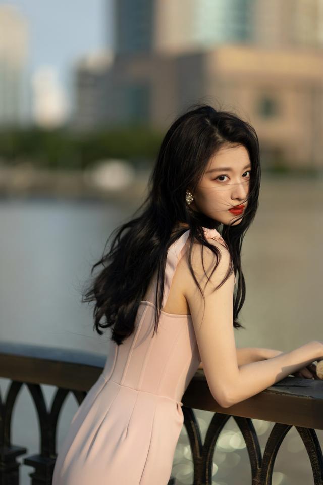 裸色长裙怎么搭配好看，裸色裙配什么上衣（王楚然裸色长裙江边写真）