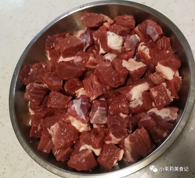 炖牛肉要焯水吗，炖牛肉一定要焯水吗（牛肉软烂又入味）