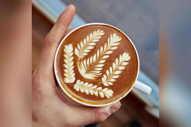 摩卡咖啡和拿铁咖啡的区别，摩卡和拿铁的区别是什么（认清拿铁、摩卡、康宝蓝、玛奇朵、卡布奇诺的区别）