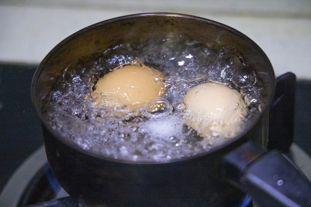 鸡蛋煮怎么煮好剥壳，怎么煮鸡蛋才好剥蛋壳（只用清水还不够）