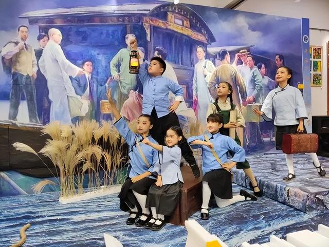 少先队员队徽的含义，少先队员的队旗和红领巾的含义是什么（这些少先队基础知识）