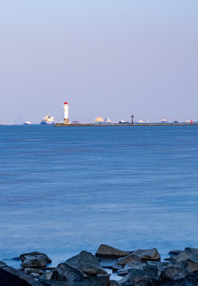 有海的地方哪个比较适合旅游，适合旅游的海边城市（带你领略上海的“海”）