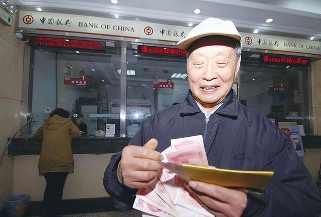 定期到期了钱会自动到卡里吗，银行理财产品到期后会自动回到卡里吗（为何银行定期存款到期）