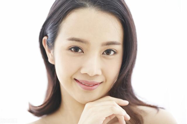 形容笑容很灿烂的句子，笑容灿烂的唯美句子（你的笑容，恰似万丈光芒）