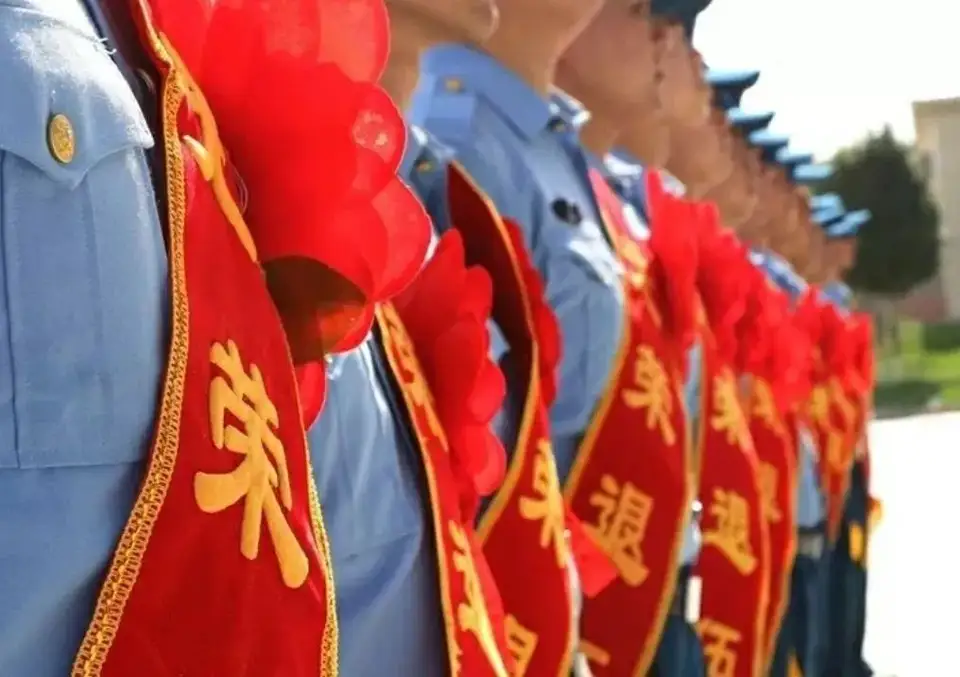 老公四期士官到期，是买断留在上海还是转业到县级市合适？