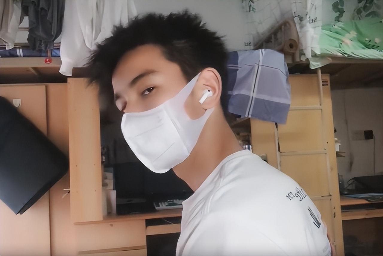 让男生穿白丝的学校（武汉大学帅哥学霸）