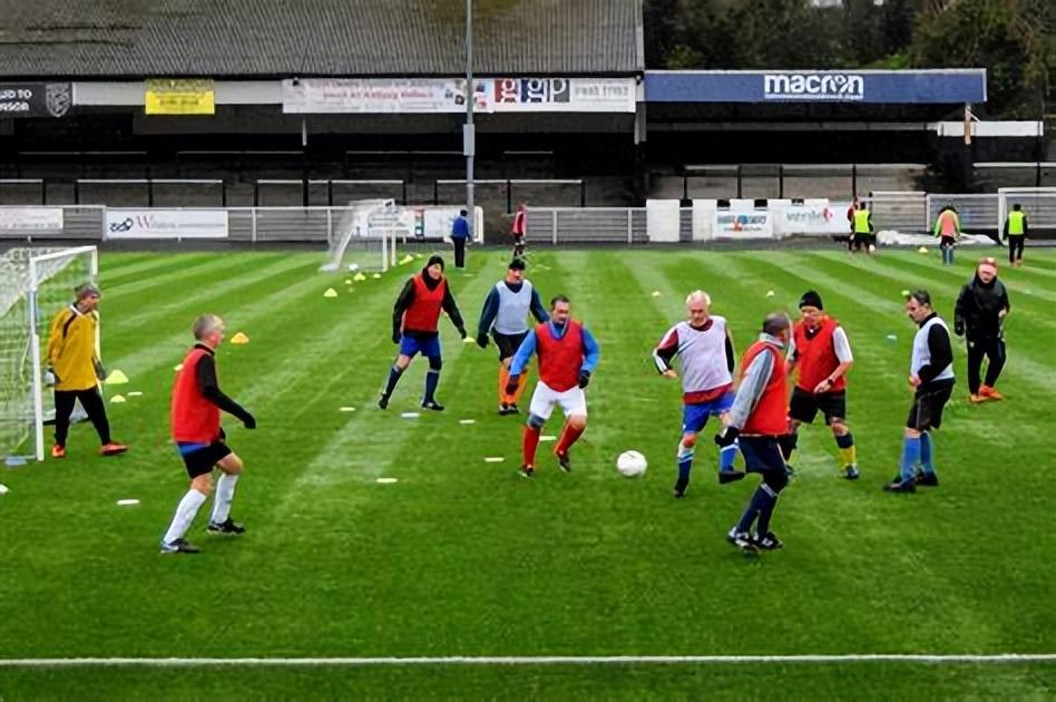 英国社区足球 英国走路足球火了！为老年人而生却获广泛认可，已有4万注册球员