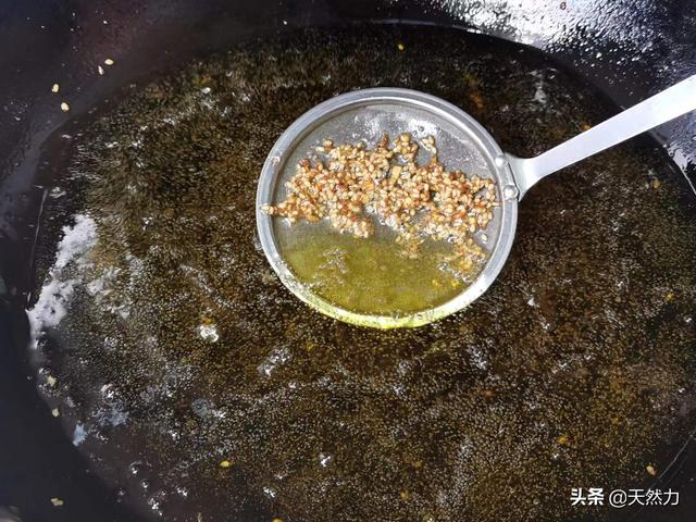 牙签肉的做法，外酥内嫩、酥香可口的牙签肉（牙签牛肉串的做法步骤）