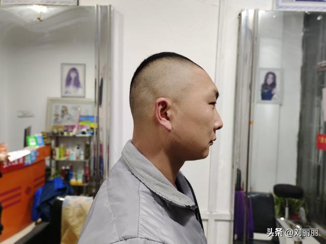 现在最流行的男发型，8款时尚洋气的男士发型（2023最火最具人气的四种男士发型）