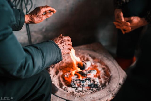 冬天农村取暖用什么好 农村取暖方式有哪些，冬天农村取暖用什么好（农村禁了柴火炉）