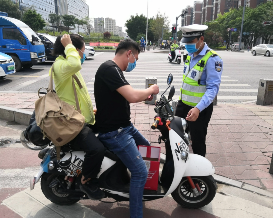 电动车带人违法吗（电动车载人被罚款50元）