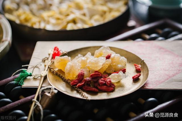 冰糖有保质期吗，冰糖保质期是多久（原来黄冰糖跟白冰糖的区别这么大）