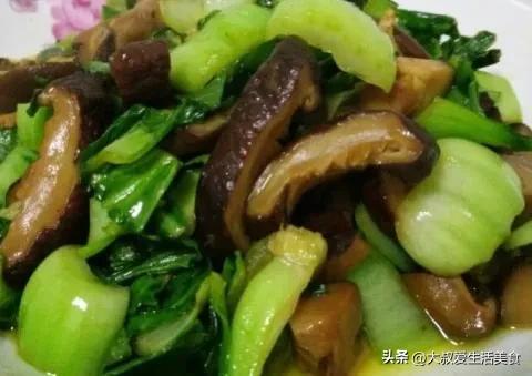 香菇炒青菜的做法，青菜和香菇一起炒的做法（香菇炒青菜的家常做法）