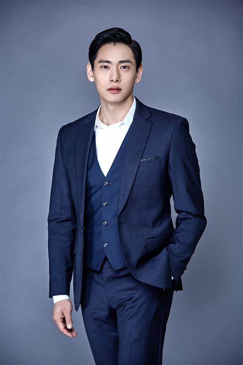 李政宰的绰号是" 沉默的武士",因为面相冷峻英武,演技一流,有人评价他