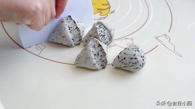 只有面粉可以做什么好吃的，面粉可以做什么好吃的（面粉里加入1把黑芝麻）