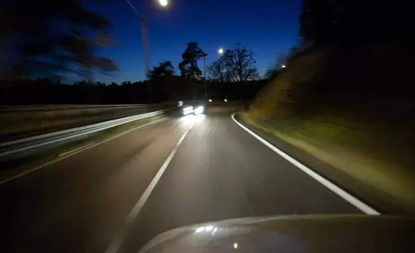 汽车灯光的使用，汽车灯光如何正确使用（汽车灯光使用的正确方法）