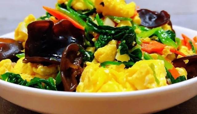 菠菜木耳炒鸡蛋，菠菜韭菜还有鸡蛋可以一起吃吗（建议中老年人：这3道菜要常吃）
