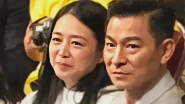 刘德华女儿游玩被拍，小姑娘身高到妈妈肩膀，朱丽倩鬓角白发抢眼